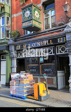 Bottiglie mattina le consegne M.J. O'Neill pub tradizionale e centro della città di Dublino, Irlanda, Repubblica di Irlanda Foto Stock
