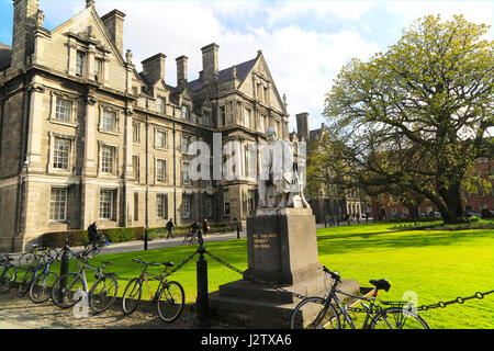 I laureati Memorial Building e George statua di salmone, Trinity College University, la città di Dublino in Irlanda, Repubblica Irlandese Foto Stock