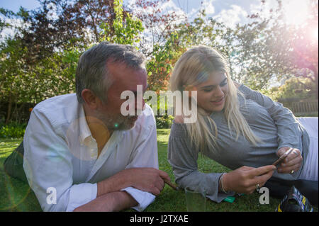 Una giovane ragazza piuttosto in giardino con il suo zio Foto Stock