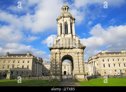 Il Campanile torre campanaria, Trinity College University, la città di Dublino in Irlanda, Repubblica Irlandese Foto Stock