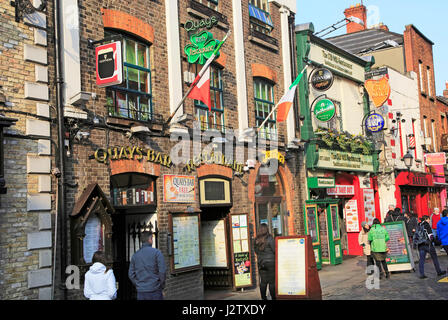 Pub colorati esterni bandiere e cartelli di birra, area di Temple Bar, il centro della città di Dublino, Irlanda, Repubblica di Irlanda Foto Stock