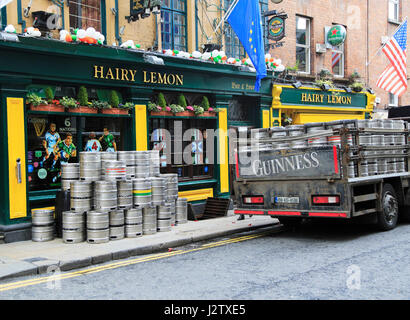 La consegna di Guinness barili di birra ai tradizionali pelose pub di limone, città di Dublino in Irlanda, Repubblica Irlandese Foto Stock