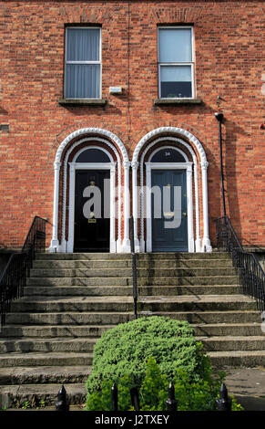 Confinanti con porte anteriori dei Georgiani terrazzati, alloggiamento Ranelagh distretto, città di Dublino in Irlanda, Repubblica Irlandese Foto Stock