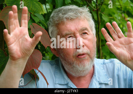 Compositore, Harrison birtwistle a casa sua, nel giardino e nel suo summerhous Foto Stock