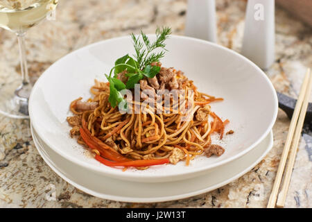 Tagliatelle piatto con fettine di maiale Foto Stock