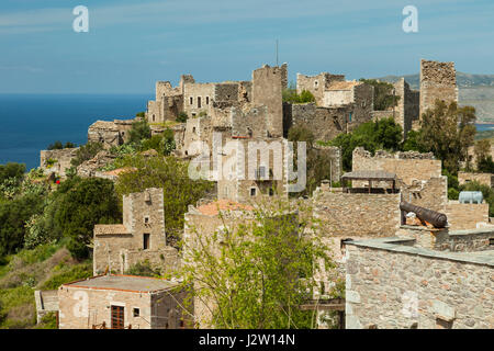 Abbandonato il villaggio fortificato di Vathia su Mani penisola, Laconia, Grecia. Foto Stock