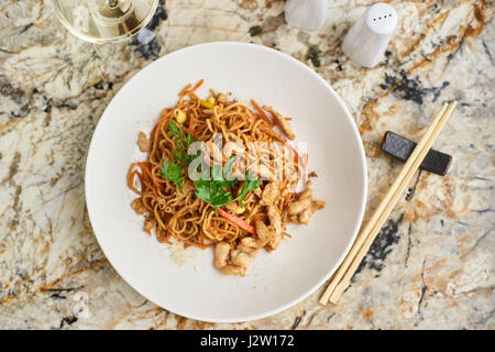 Sottile pasta con le fette di pollo Foto Stock