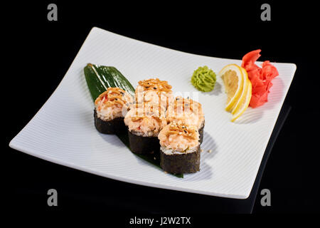 Cotto al forno rotolo di Sushi con carne di granchio, salmone e avocado Foto Stock