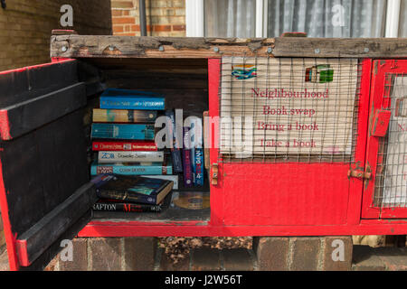 Libro di vicinato Swap, comunità free library, Sturton Street, Cambridge. La libreria è stata fatta da un vecchio rabbit hutch. Foto Stock