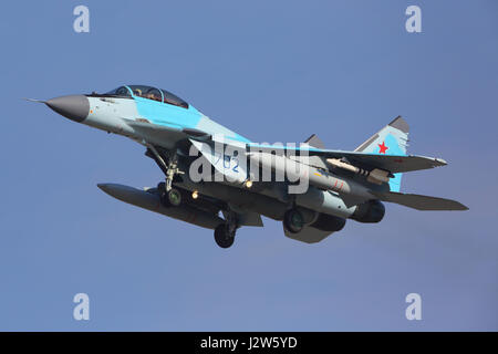 ZHUKOVSKY, Moscow Region, Russia - 15 Marzo 2017: Mikoyan Gurevich MiG-35 702 blu del russo Air Force in atterraggio a Zhukovsky - Ramenskoe aeroporto. Foto Stock