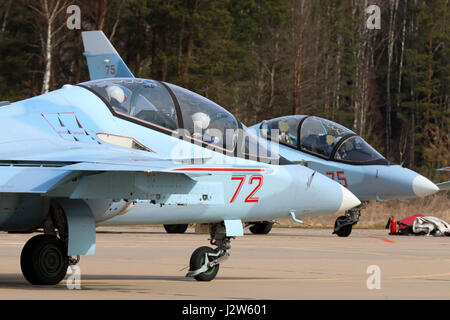 KUBINKA, Moscow Region, Russia - 21 Aprile 2017: Yakovlev Yak-130 formazione aeroplani dell'esercito dell'aria russa durante la Giornata della Vittoria sfilata prove in Kubin Foto Stock