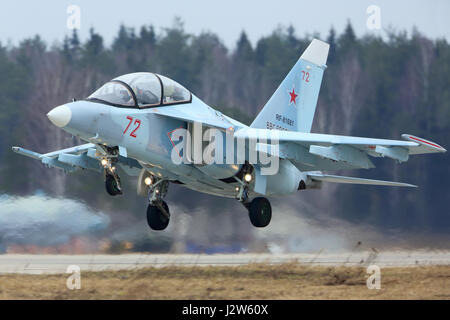 KUBINKA, Moscow Region, Russia - 10 Aprile 2017: Yakovlev Yak-130 RF-81681 velivolo formazione dell'esercito dell'aria russa durante la Giornata della Vittoria sfilata di prove Foto Stock