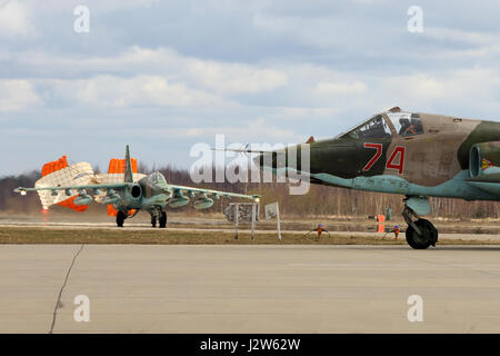 KUBINKA, Moscow Region, Russia - 24 Aprile 2017: Sukhoi Su-25BM attacchi aerei di russo Air Force durante la Giornata della Vittoria sfilata di prove a Kubinka un Foto Stock