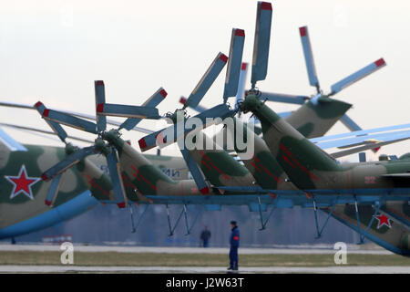 KUBINKA, Moscow Region, Russia - 24 Aprile 2017: rotori di coda del Mil Mi-8AMTSH elicotteri dell esercito dell'aria russa durante la Giornata della Vittoria sfilata prove in Foto Stock