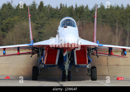 KUBINKA, Moscow Region, Russia - 21 Aprile 2017: Mikoyan-Gurevich MiG-29 di rondoni team acrobatico di russo Air Force durante la Giornata della Vittoria sfilata rehe Foto Stock