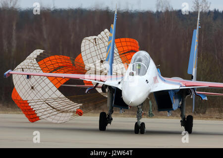 KUBINKA, Moscow Region, Russia - 24 Aprile 2017: Sukhoi Su-30SM 34 blu cavalieri russo acrobazia team russo di Air Force durante la Giornata della Vittoria sfilata Foto Stock