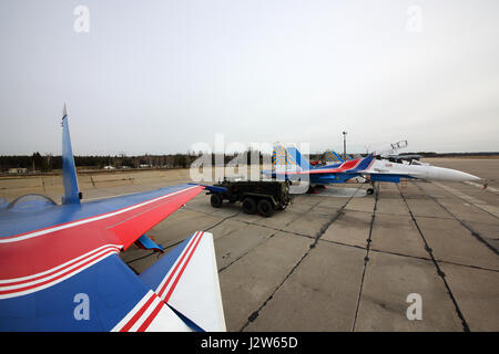 KUBINKA, Moscow Region, Russia - 21 Aprile 2017: Sukhoi Su-30SM 36 blu cavalieri russo acrobazia team russo di Air Force durante la Giornata della Vittoria sfilata Foto Stock