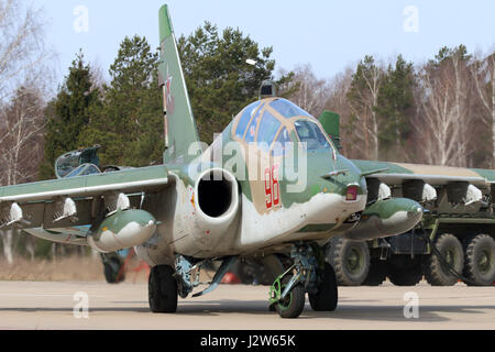 KUBINKA, Moscow Region, Russia - 21 Aprile 2017: Sukhoi Su-25UB attacco aereo russo di Air Force durante la Giornata della Vittoria sfilata di prove a Kubinka ai Foto Stock