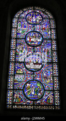 La finestra della vita di Gesù nella cattedrale di Canterbury raffigura gli eventi chiave della vita di Gesù Cristo, mostrando l'arte medievale della cattedrale con vetrate colorate. Questa finestra fa parte della vasta collezione di arte religiosa della cattedrale, che mette in evidenza importanti narrazioni bibliche. Foto Stock
