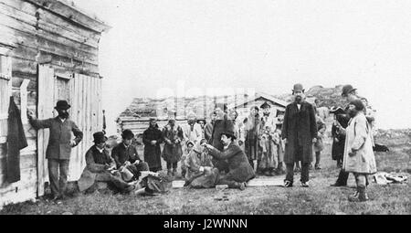 Questa fotografia storica cattura un ritratto di gruppo di Napoleone Bonaparte e dei suoi associati, che riflette le figure di spicco dell'Impero francese all'inizio del XIX secolo. L'immagine mette in risalto le personalità militari e politiche chiave dell'epoca. Foto Stock
