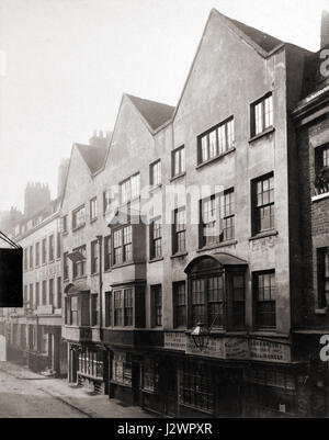 Il Barnard's Inn, situato in Fetter Lane a Londra, è un sito storico risalente al periodo medievale. Servì come residenza e locanda legale, contribuendo alla ricca storia di Londra. Foto Stock