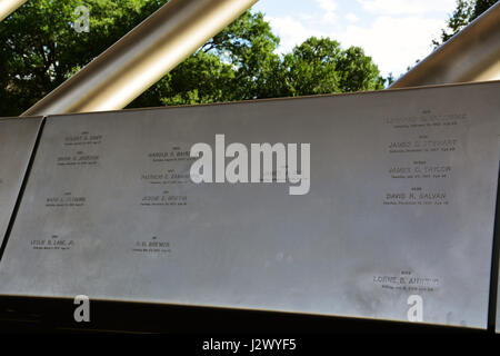 Close up dallas police memorial nomi che erano stati uccisi nella linea del dazio incluso lorne ahrens e patricio zamarripa, hanno teso una imboscata nel 2016. Foto Stock
