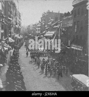 Questa foto storica del 17 giugno 1875 mostra i cadetti di Boston che marciano lungo Washington Street. Catturato da George J. Raymond and Company, rappresenta un momento chiave nella storia militare e civica di Boston durante la fine del XIX secolo. Foto Stock
