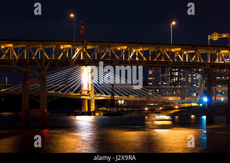 Fune di moderno e classico architrave ponti attraverso la serata sul fiume Willamette nel centro di Portland in un tripudio di luci di illuminazione e di riflessione Foto Stock