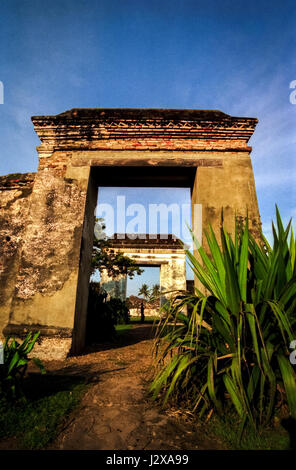 Strutture di porta del palazzo in rovina di Kaibon, un luogo del patrimonio culturale del periodo Sultanato di Banten situato in Banten vecchio, Serang, Banten, Indonesia. Foto Stock