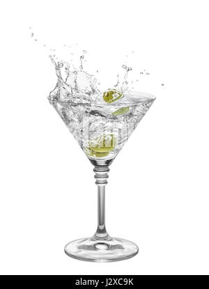 Martini con le olive in vetro con schizzi isolati su sfondo bianco. Il verde oliva è che rientrano nell'alcol cocktail. Splash di martini dal fa Foto Stock