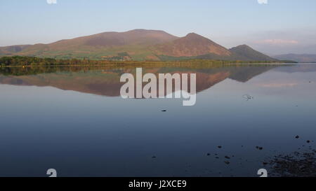 Skiddaw riflessa nel lago di Bassenthwaite, Cumbria Foto Stock