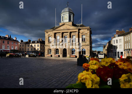 Serata sole colpisce il Municipio di frontiera scozzese città di Kelso Foto Stock