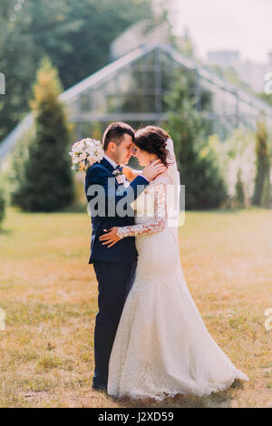 Il bel momento tra la sposa e lo sposo nella foresta Foto Stock