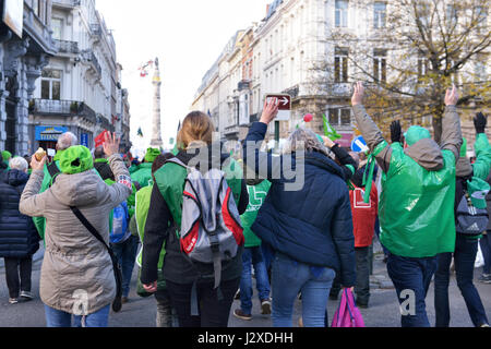 Manifestazione nazionale dei lavoratori di non-settore commerciale raccolti circa 20000 ai partecipanti il 24 novembre 2016 a Bruxelles, in Belgio Foto Stock