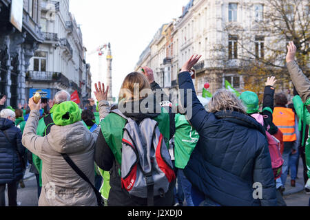 Manifestazione nazionale dei lavoratori di non-settore commerciale raccolti circa 20000 ai partecipanti il 24 novembre 2016 a Bruxelles, in Belgio Foto Stock