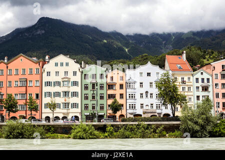 City scape di Innsbruck nel centro citta'. È la città capitale del Tirolo in Austria occidentale, Europa Foto Stock