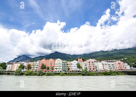 City scape di Innsbruck nel centro citta'. È la città capitale del Tirolo in Austria occidentale, Europa Foto Stock