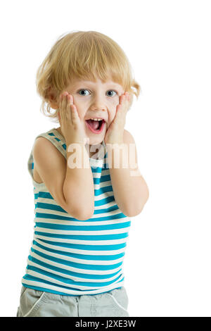 Funny bambino ragazzo con le mani vicino alla faccia isolati su sfondo bianco Foto Stock