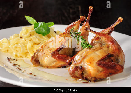 Arrosto o fritte di quaglia con erbe aromatiche e tagliatelle Foto Stock