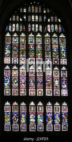 Questa immagine presenta una vista ritagliata di una vetrata dalla Cattedrale di Canterbury, caratterizzata da un design intricato e iconografia religiosa, che illustra l'arte medievale della decorazione della chiesa. Foto Stock
