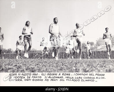 La squadra indiana di hockey ha partecipato alle Olimpiadi di Roma del 1960, dove ha mostrato le proprie abilità nell'hockey su prato. L'India ha una ricca storia di successi olimpici nell'hockey. Foto Stock