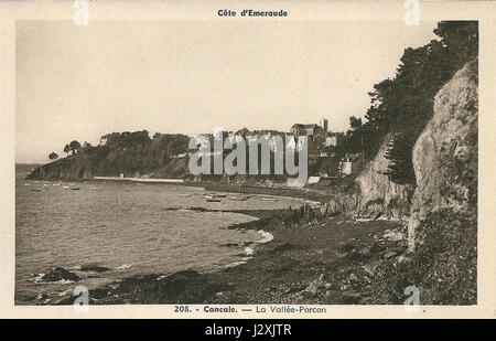 Questa immagine è una cartolina d'epoca di Cancale, una città costiera della Bretagna, in Francia. Cattura il pittoresco paesaggio costiero e la sua famosa industria agricola delle ostriche. Foto Stock