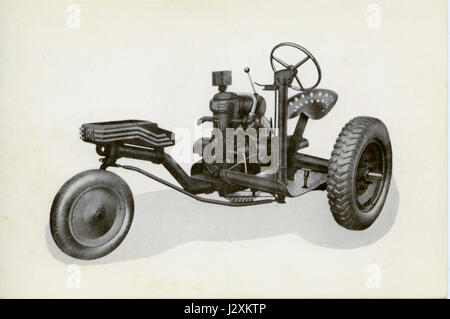 Il Cassani autofalciatrice 97 è un modello di falciatrice semovente progettato per l'uso agricolo. Riflette i progressi compiuti nei macchinari agricoli, offrendo una maggiore efficienza per le attività di taglio e taglio in campi di grandi dimensioni. Foto Stock