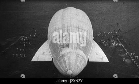 Il dirigibile Norge fu un dirigibile pionieristico che fece il primo successo di attraversamento aereo dell'Artico nel 1926. Il suo viaggio, guidato da Roald Amundsen e Umberto Nobile, segnò un importante traguardo nella storia dell'aviazione. Foto Stock