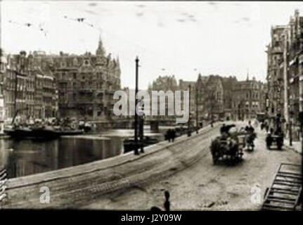 Il 'Rokin Amsterdam 1915' di George Breitner cattura la frenetica vita urbana di Amsterdam all'inizio del XX secolo. Il dipinto raffigura la via Rokin, che mostra l'architettura, le persone e l'atmosfera del cityâ. Foto Stock