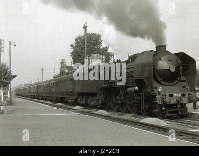 La Locomotive Super-Pacific di Caudry si riferisce a un tipo di locomotiva ad alte prestazioni, probabilmente un modello di treno espresso, visto nella stazione di Caudry, in Francia. I motori Super-Pacific erano noti per la loro potenza e velocità, comunemente usati sulle principali linee ferroviarie. Foto Stock