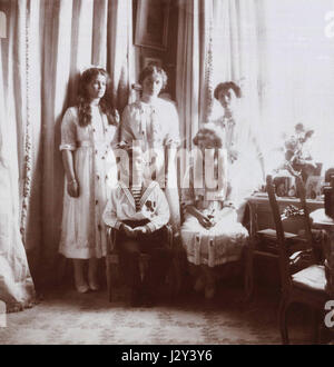 La sala Mauve nel Palazzo di Alessandro, Carskoye Selo, Russia, era una stanza significativa dove la famiglia imperiale russa, compresi i figli dello zar Nicola II, trascorreva del tempo. Il design e l'arredo della camera sono fondamentali per comprendere la vita privata della famiglia reale. Foto Stock