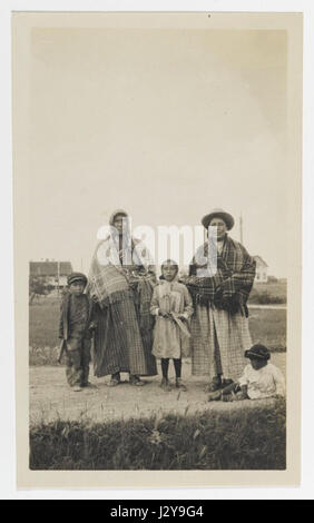 L'immagine "senza titolo" del Brooklyn Museum presenta due donne in piedi vicino a tre bambini, offrendo uno sguardo su un momento storico. L'opera d'arte fornisce informazioni sulle dinamiche familiari e sulle strutture sociali del tempo. Foto Stock