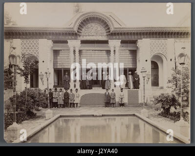 Il Brooklyn Museum - un gruppo di religiosi in un giardino uno dei 274 fotografie vintage Foto Stock