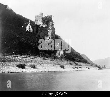 Questo si riferisce al Burg Rheinstein, un castello storico in Germania situato sulle rive del fiume Reno. Il castello è noto per la sua architettura e il suo ruolo nella storia della regione. Foto Stock